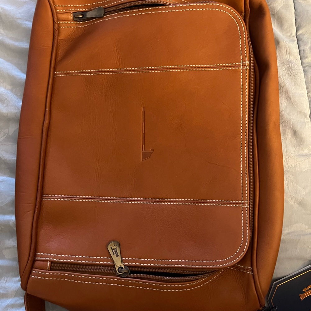 Leather Heritage Shoe Bag has a golf logo